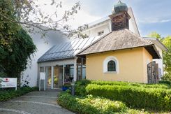 Kapellengarten Gebäudeansicht mit Kapelle
